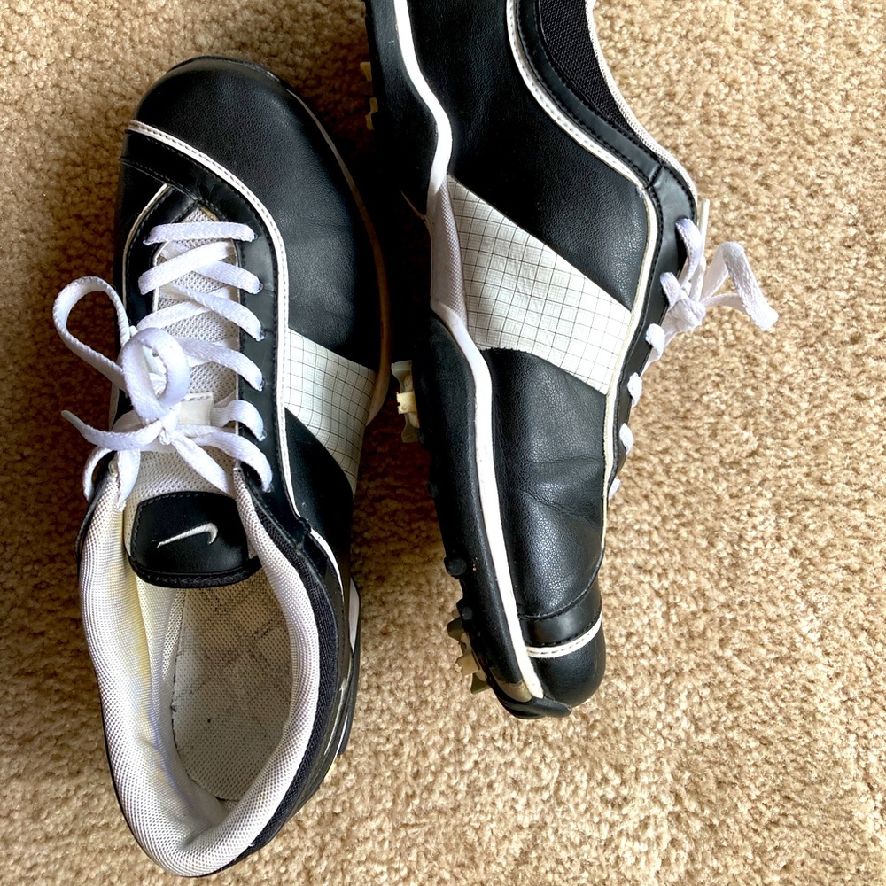 Nike Women’s 8.5 golf shoes.